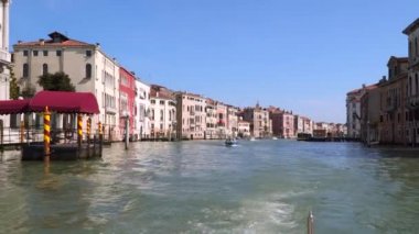 Venice, İtalya - 23 Mart 2018: Grand Canal, görünümü. Grand Canal yanında bulunan güzel antik mimari geleneksel yapılar. Motorlu tekne yüzen