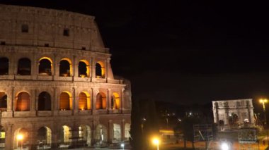 Kolezyum ve Roma Konstantin Arch Binası gece