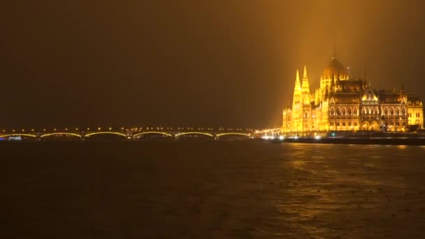 布达佩斯的堤防在晚上 — 图库视频影像