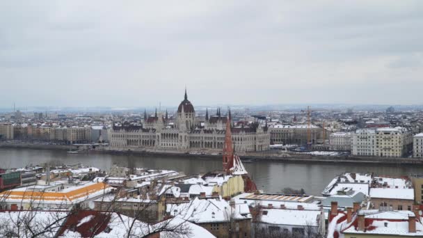 Budova maďarského parlamentu v Budapešti — Stock video