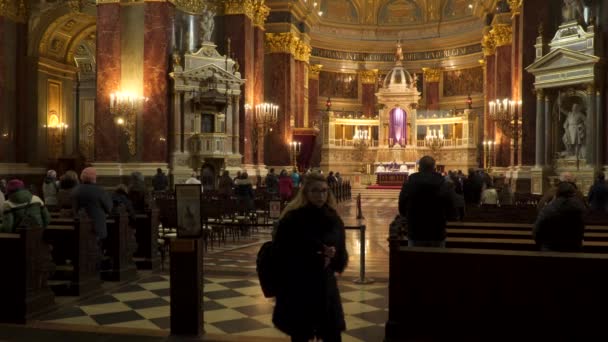 Serviço de Missa Religiosa na Basílica de São Istvan — Vídeo de Stock