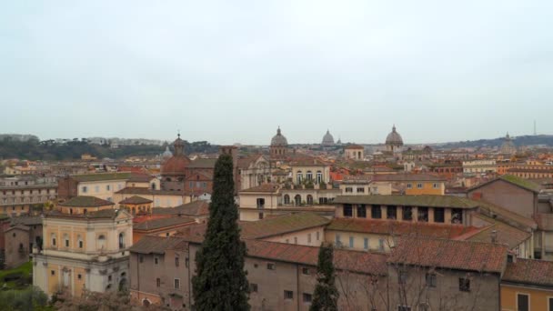 Kopuły świątyń i dachy budynków w mieście Rzym — Wideo stockowe