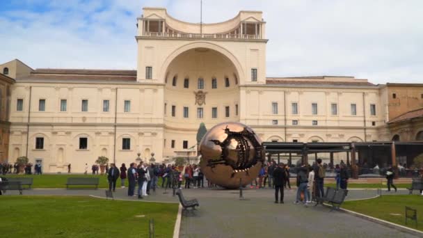 Vatican Museums çam kozalağı avlusunda turist yürümek — Stok video