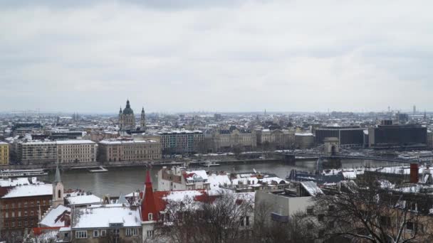 布达佩斯 匈牙利你可以看到多瑙河的路堤和圣 Istvan 的大教堂 — 图库视频影像