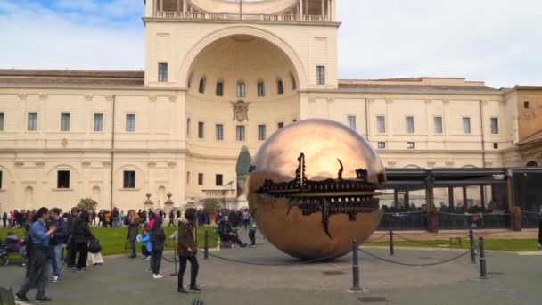 Rome Vatican Mars 2018 Statue Globe Métallique Dans Cour Cône — Video