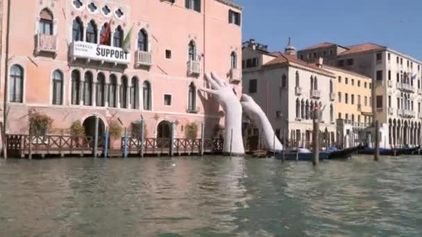 Veneza Itália Março 2018 Edifícios Objetos Arte Perto Grande Canal — Vídeo de Stock