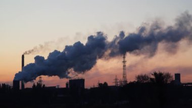 Borular ve endüstriyel işletmenin duman