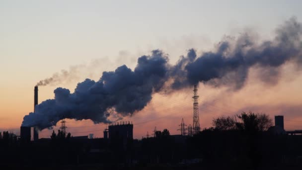 工业企业的管道和烟雾 — 图库视频影像