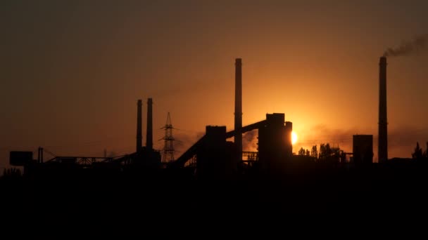 Time Lapse. Salida del sol sobre la planta metalúrgica — Vídeos de Stock