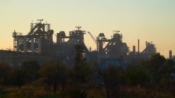 Hornos de explosión contra el cielo — Vídeos de Stock