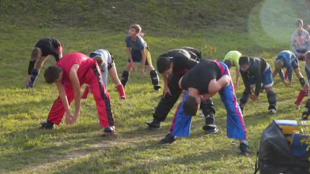 Os jovens estão treinando ao ar livre. Kickboxing — Vídeo de Stock