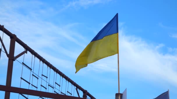 Bandera de Ucrania contra el cielo azul — Vídeos de Stock