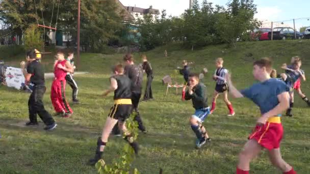 Kinder trainieren unter freiem Himmel. Kickboxen — Stockvideo