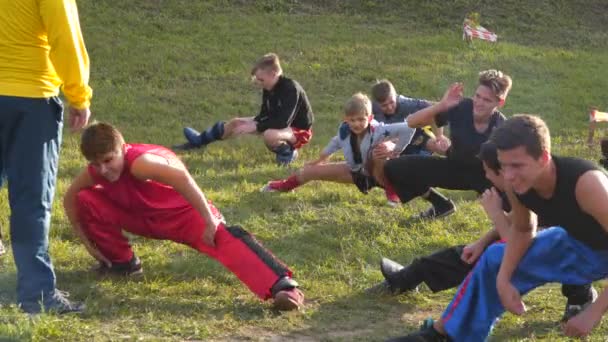 Kickboxing. Les jeunes suivent une formation en plein air — Video