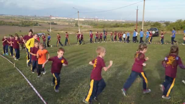 Garçons et filles s'entraînent en plein air — Video