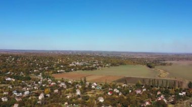 Ülke evleri. Sonbahar anteni dron görüntüleri