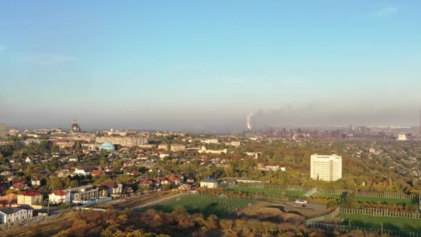 Planta metalúrgica en la ciudad — Vídeos de Stock