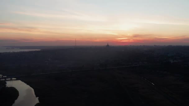 Silhouette Edifici Della Città Contro Cielo Tramonto Può Vedere Fiume — Video Stock