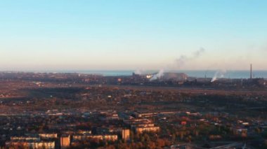 Endüstriyel kurumsal denizin kenarında. Akşam bir kuş bakışı ile çekim video