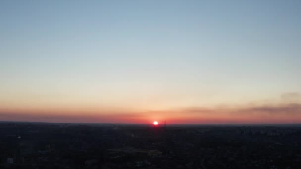 Vídeo Aéreo Puesta Sol Sobre Ciudad — Vídeo de stock