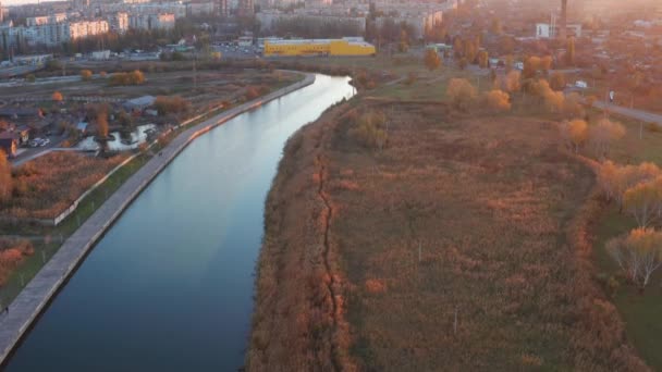Fluss Der Stadt Mit Schilf Bewachsen Herbstbäume Ufer Videoaufnahmen Abend — Stockvideo