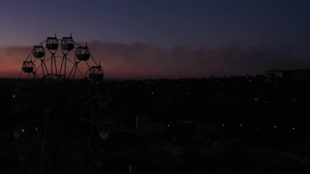 夜间摩天轮的剪影 在背景天空在日落 — 图库视频影像