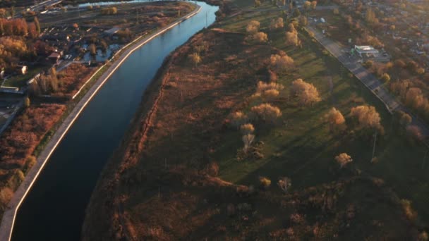 Teuer Entlang Des Flusses Abendliche Herbstzeit Luftbild — Stockvideo