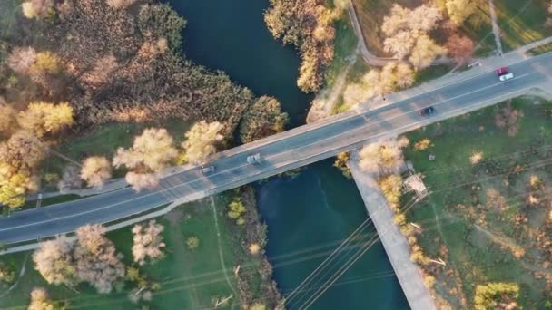 Köprünün Diğer Tarafında Küçük Bir Nehir Üzerinde Trafik Video Kuşbakışı — Stok video