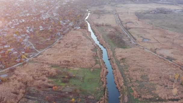 Río Entre Los Campos Otoño Vídeo Aéreo — Vídeo de stock