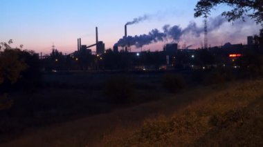 Emisyon üzerinden endüstriyel Fabrika boru duman.