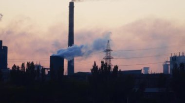 Çevre kirliliği. Bir fabrika borudan duman. Şehirde bir şafak.