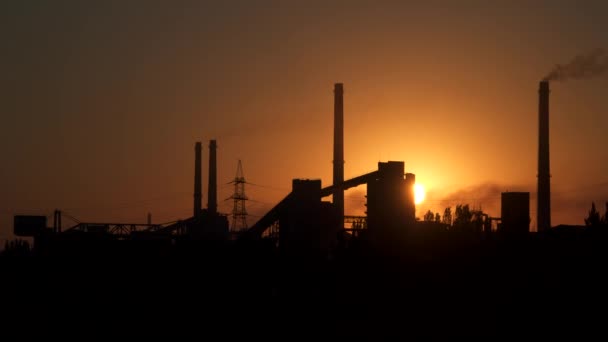Rauch Aus Dem Fabrikschornstein Vor Dem Hintergrund Des Sonnenaufgangs — Stockvideo