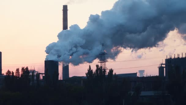 工厂烟囱冒出浓烟 在黎明前天空的背景下 — 图库视频影像