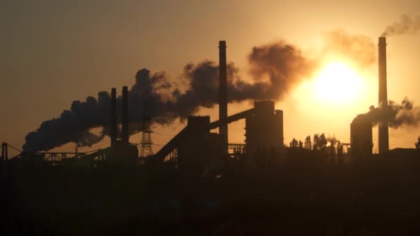 环境污染 工厂烟囱冒出浓烟 在日出的背景下 — 图库视频影像