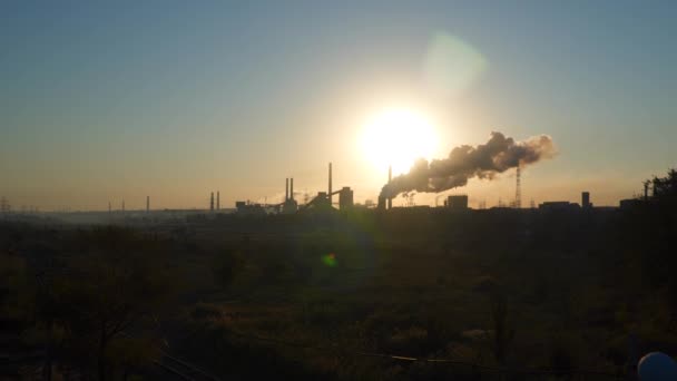 Vor Dem Hintergrund Des Sonnenaufgangs Rauch Aus Fabrik Rohren — Stockvideo