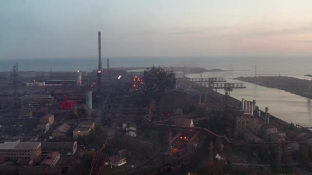 Luchtfoto Industriële Productie Plant Met Hoogovens Door Zee Avonds Tijd — Stockvideo