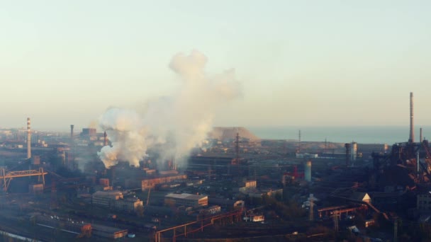 Вид Воздуха Промышленное Производство Берегу Моря Вечернее Время — стоковое видео
