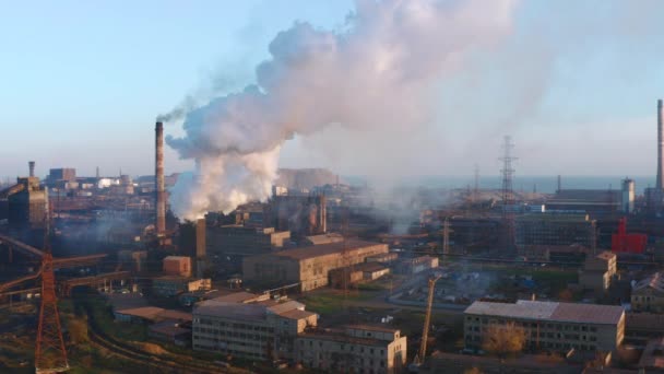 Légifelvételek Fehér Füst Kémény Egy Ipari Vállalkozás Esti Órákban — Stock videók