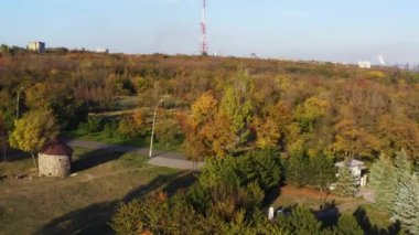 Sonbahar ağaçlar genel bir parkta. Mariupol Ukrayna