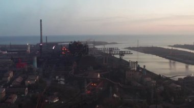 Yüksek fırınlar akşam. Endüstriyel kurumsal denize akan nehir kıyısında yer alır. Havadan görünümü