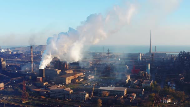 産業企業の煙突から白煙 環境汚染です 航空写真ビュー — ストック動画