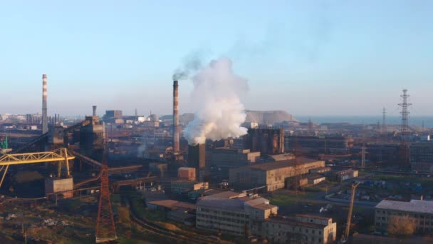 Kouřové Roury Hutnických Zařízení Večerní Čas Letecký Pohled — Stock video