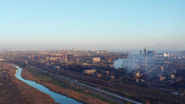Industrieunternehmen Ufer Des Flusses Der Stadt Abends Luftbild — Stockvideo
