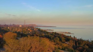 Akşam deniz sahil ve endüstriyel girişim. Sonbahar zaman. Havadan çekim