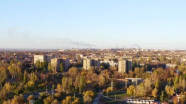 Günbatımında bir sanayi kenti binaların. Ufuk boru Metalurji bitki üzerinde. havadan görünümü