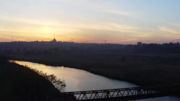 Luchtfoto Zonsondergang Stad Voorgrond Ziet Rivier — Stockvideo