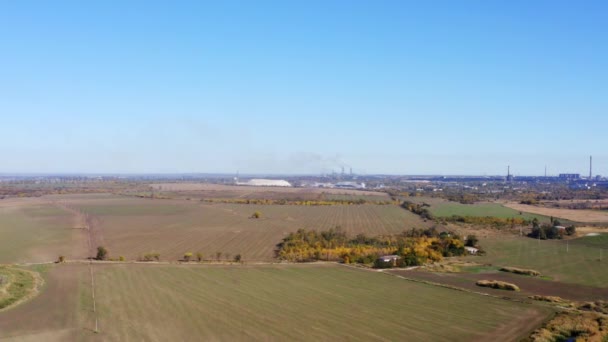 Herbstzeit Bauernhof Inmitten Von Ackerland Luftbild — Stockvideo