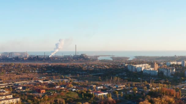 日落时工业城市的建筑 在地平线上 靠近大海的一家冶金工厂 — 图库视频影像