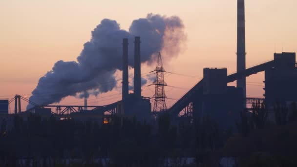 Roken Van Fabriek Schoorstenen Tegen Ochtendgloren Hemel — Stockvideo