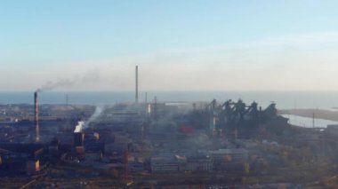 Hava video. Yüksek fırınlar sahil üzerinde Metalurji bir bitki. Çevre kirliliği. Akşam saat